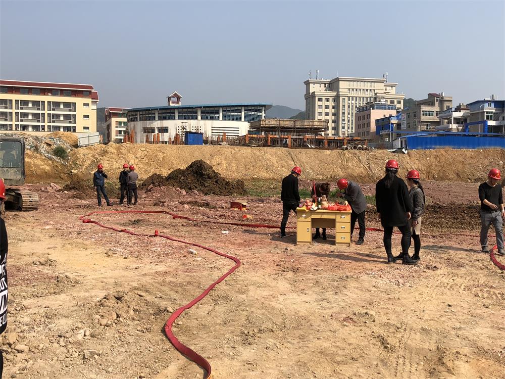 祝賀福建易順建筑工程有限公司承建的松溪縣工農(nóng)路農(nóng)貿(mào)市場及安置房綜合體項目工程開機(jī)儀式