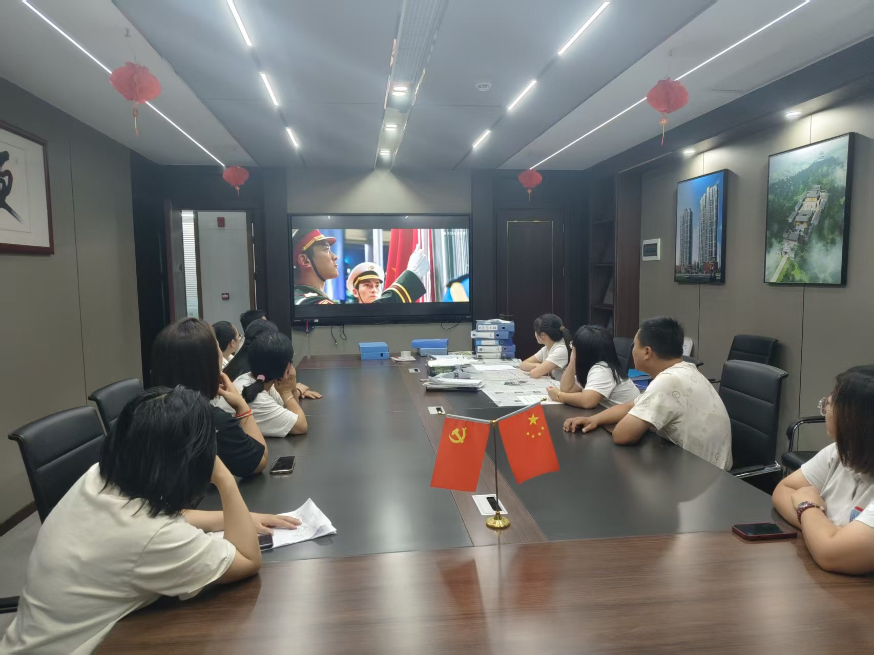 賡續紅色血脈,凝聚奮進力量 —— 易順建工集團黨支部國慶觀影《我和我的祖國》