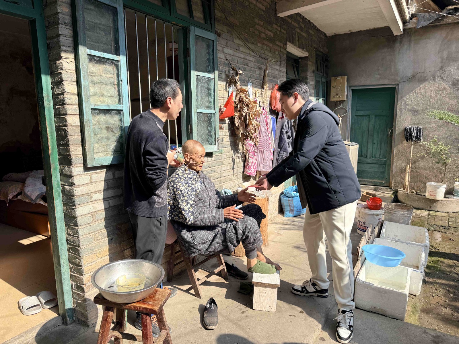 情暖寒冬，心系民生——易順建工集團開展困難黨員及群眾慰問活動